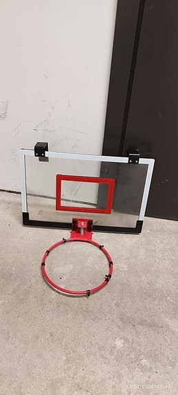 Basketkorg som man kan hänga på dörren. Diameter 24cm