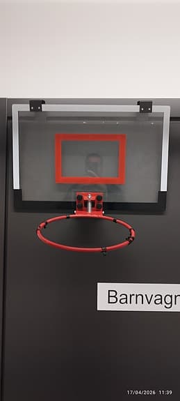 Basketkorg som man kan hänga på dörren. Diameter 24cm