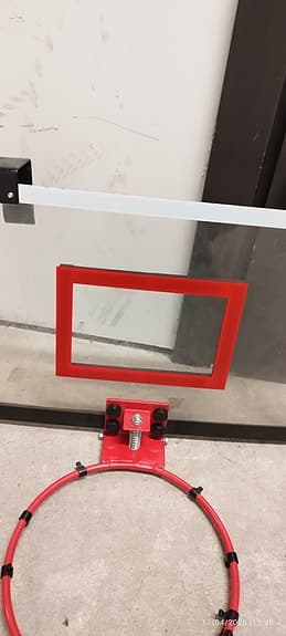 Basketkorg som man kan hänga på dörren. Diameter 24cm