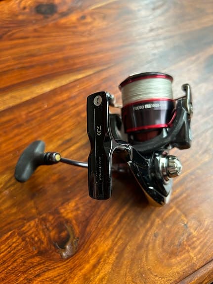 Daiwa Fuego LT3000-CXH haspelrulle svart/röd