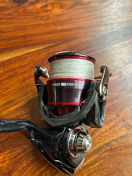 Daiwa Fuego LT3000-CXH haspelrulle svart/röd