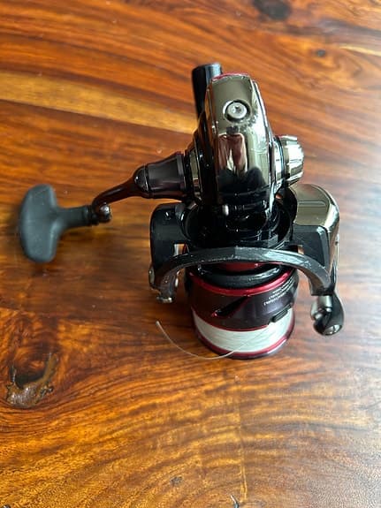 Daiwa Fuego LT3000-CXH haspelrulle svart/röd