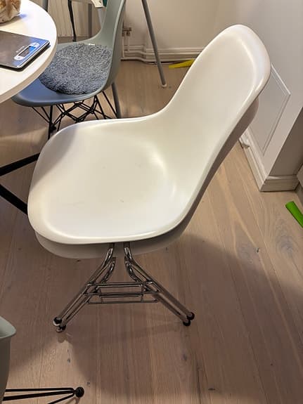 Vitra Eames Plastic Side Chair RE DSR – Iconic Design Classic