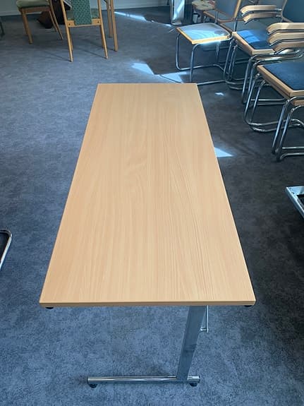 Fällbara bord med förvaringsvagn