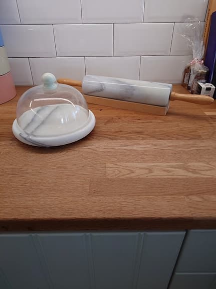 bakredskap marmorkavel och smörkupa vit