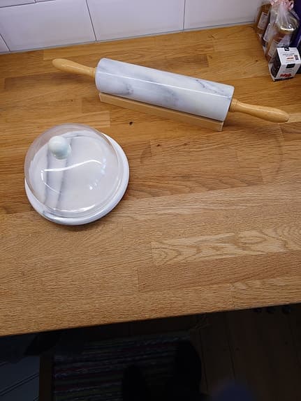 bakredskap marmorkavel och smörkupa vit