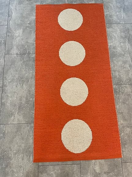 Pappelina matta gångmatta orange vit rundprickigt mönster