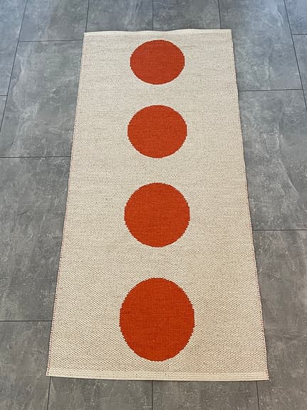 Pappelina matta gångmatta orange vit rundprickigt mönster