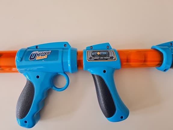 Leksaksvapen med skumbollar blå orange