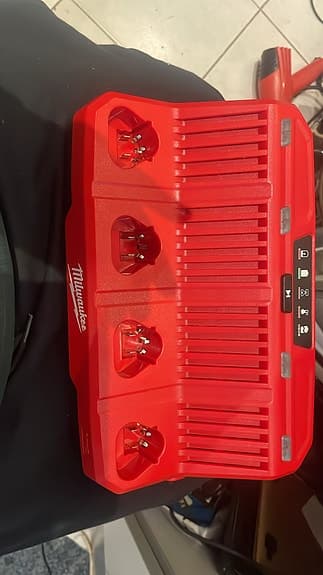 Milwaukee M12-C4 laddare