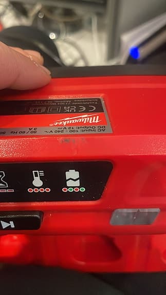 Milwaukee M12-C4 laddare