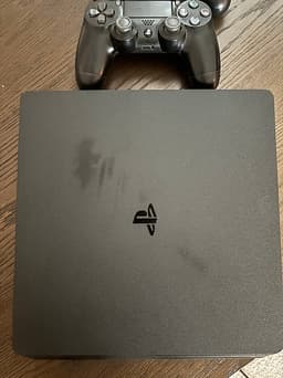 Sony PlayStation 4 spelkonsol svart med en handkontroller