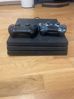 Sony Playstation 4 Pro spelkonsol svart med två handkontroller