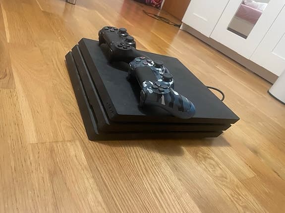 Sony Playstation 4 Pro spelkonsol svart med två handkontroller
