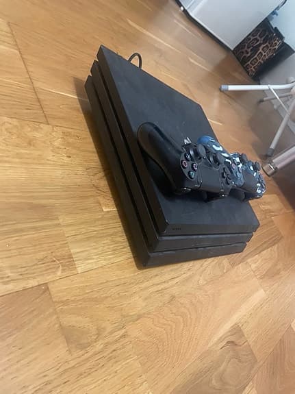 Sony Playstation 4 Pro spelkonsol svart med två handkontroller