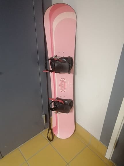 Cream Big Flavor snowboard 143 cm rosa med bindningar