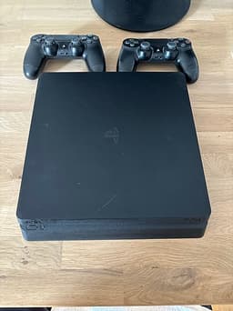 Sony Playstation 4 med två handkontroller