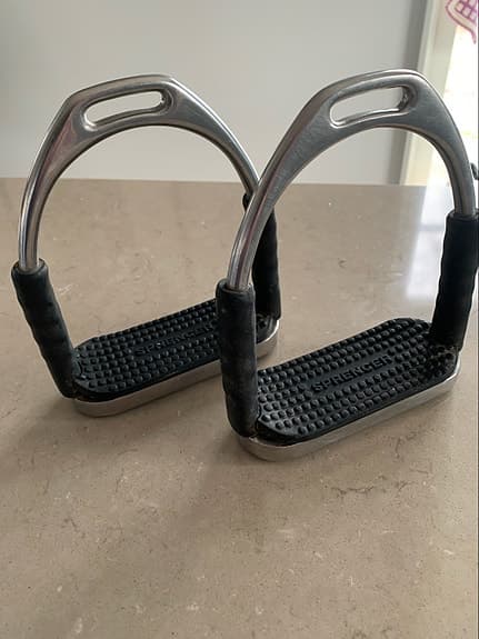 Stigbyglar med gummiplatta för ridning