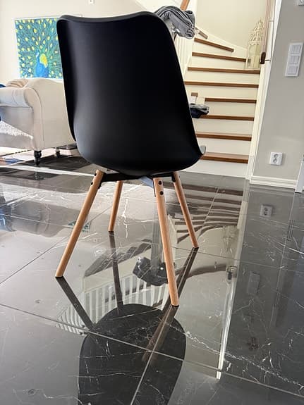 2 st snygga matstolar i Eames-stil (JYSK JEGIND) – svart/ek