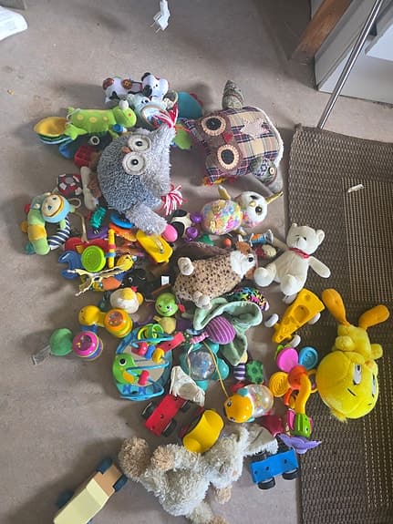 Gosedjur, leksaksbilar, babyleksaker osv