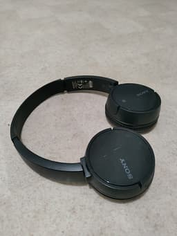Sony hörlurar on-ear svart Model WH-CH500