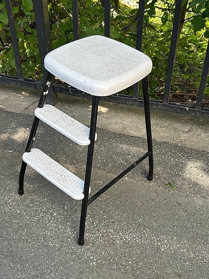 Pall med inbyggd stege vit svart