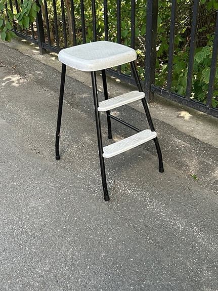 Pall med inbyggd stege vit svart