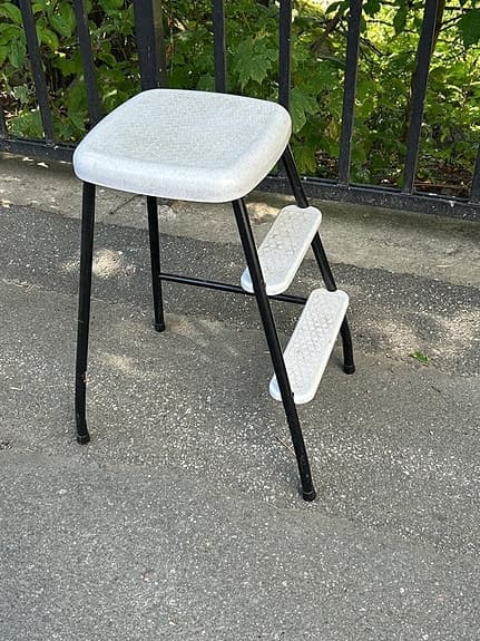 Pall med inbyggd stege vit svart