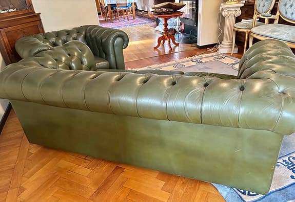 Grön chesterfieldsoffa och fåtölj i läder