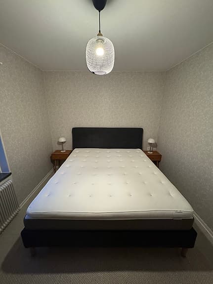 IKEA IDANÄS säng 180 cm – komplett med madrass, mycket fint skick