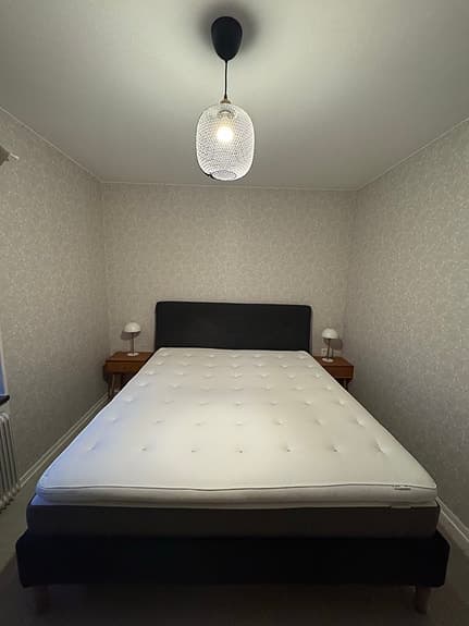 IKEA IDANÄS säng 180 cm – komplett med madrass, mycket fint skick
