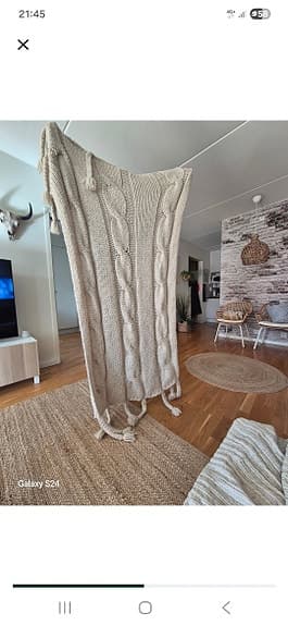 Kabelstickad beige pläd med fransar