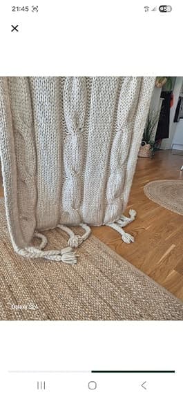 Kabelstickad beige pläd med fransar