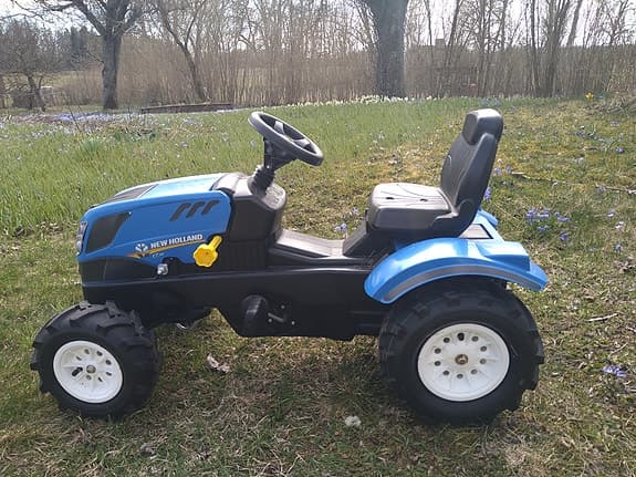 Tramptraktor med släp och avtagbar skopa