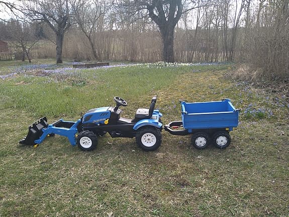 Tramptraktor med släp och avtagbar skopa