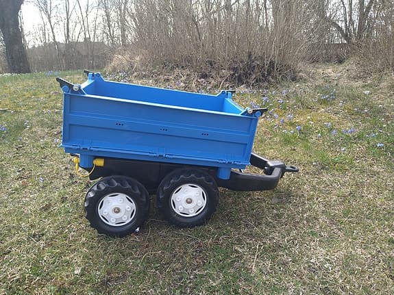 Tramptraktor med släp och avtagbar skopa