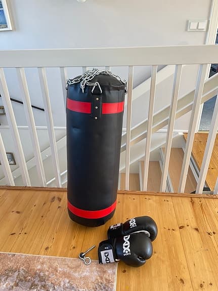 Boxnings säck med handskar (upphängt men ej använt)