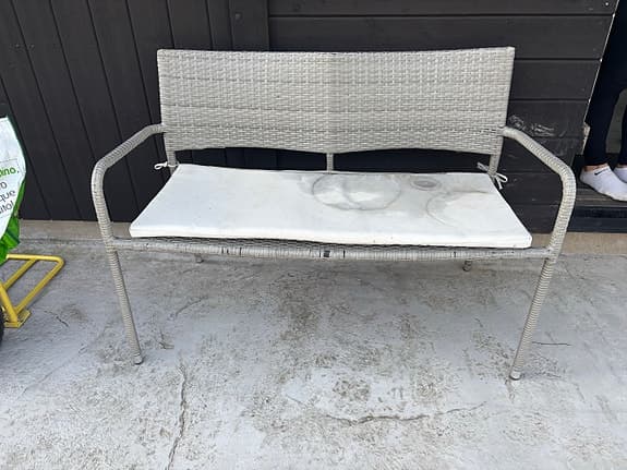 Trädgårdsbänk rottingimitation ljusgrå med sittdyna