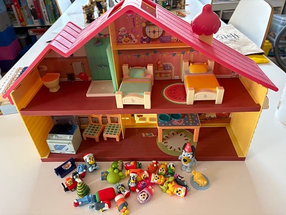 Bluey leksakshus med figurer