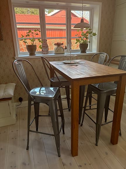 Barbord med barstolar