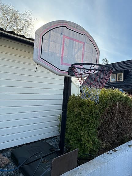 Basketkorg med ställning för utomhusbruk