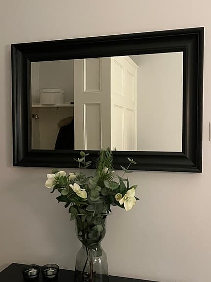 Snygg stilren Hemnes spegel i svartbrunt slumpas!