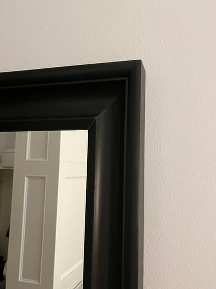 Snygg stilren Hemnes spegel i svartbrunt slumpas!