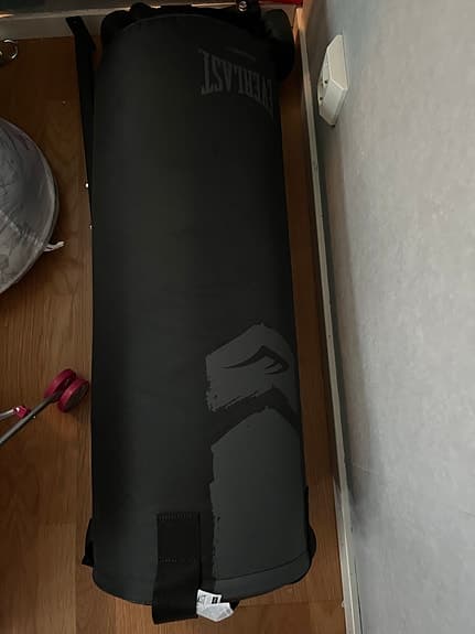 Everlast boxningssäck med handskar svart