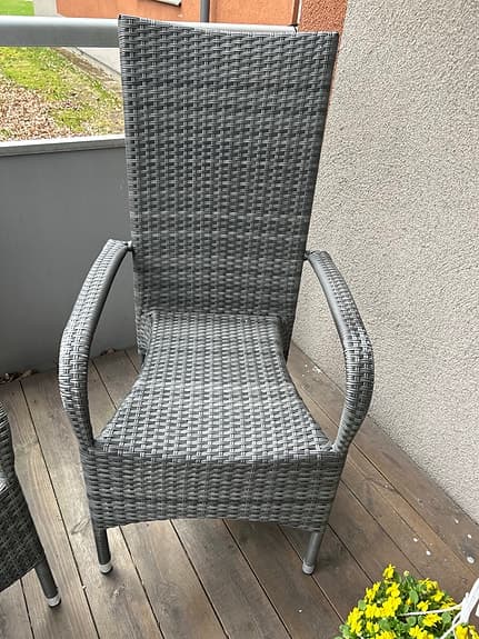 Två Trädgårdsstolar konstrotting grå hög rygg