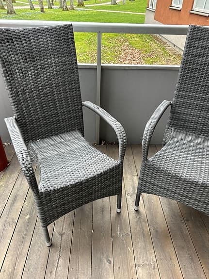 Två Trädgårdsstolar konstrotting grå hög rygg