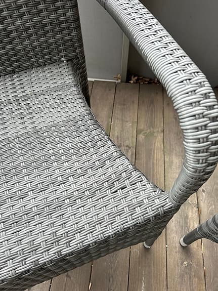 Två Trädgårdsstolar konstrotting grå hög rygg