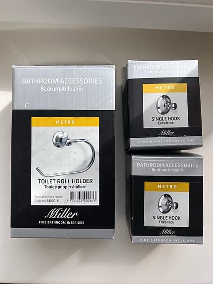 Miller Metro badrumsaccessoarer toalettrullehållare och 2 krokar i krom