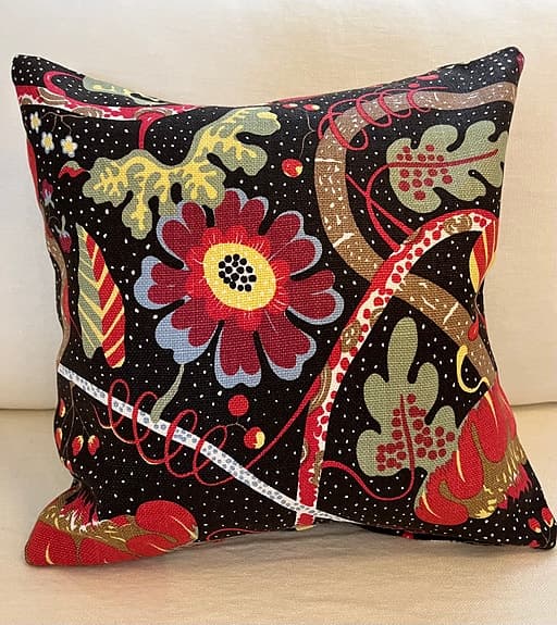 Kudde i Svenskt Tenn tyg