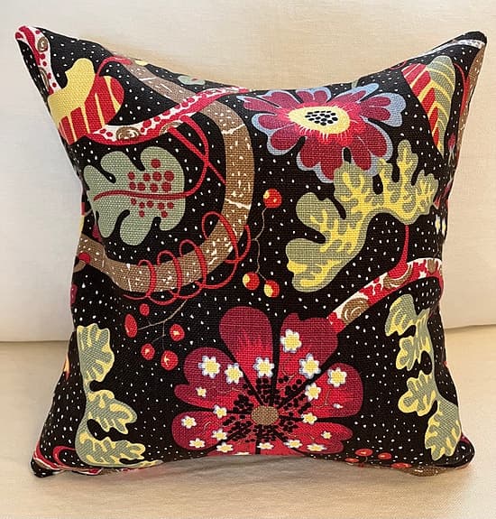 Kudde i Svenskt Tenn tyg